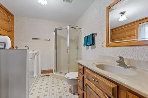 Bath - 12265 Bavarian Ct, Custer, SD 57730 photo 2 of 4