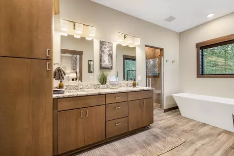 Bath - 21333 Trailside Rd, Lead, SD 57754 photo 2 of 7