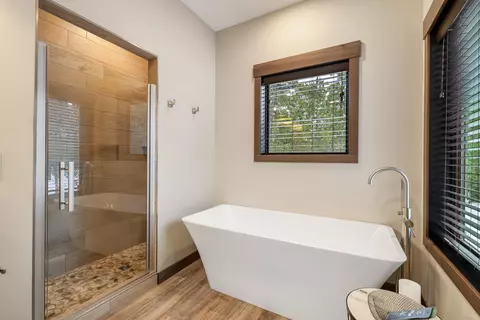 Bath - 21333 Trailside Rd, Lead, SD 57754 photo 3 of 7