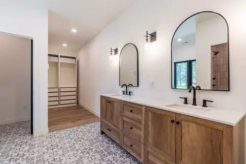 Bath - 25270 Mill Pond Estates Rd, Custer, SD 57730 photo 1 of 6
