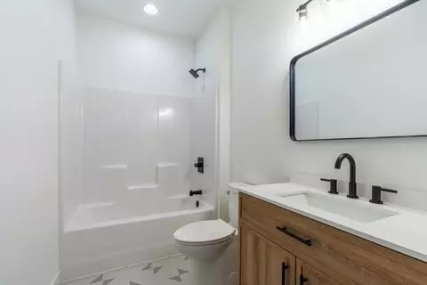 Bath - 25270 Mill Pond Estates Rd, Custer, SD 57730 photo 4 of 6
