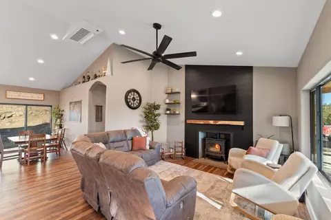 Living - 25293 Pilot Rd, Custer, SD 57730 photo 1 of 3