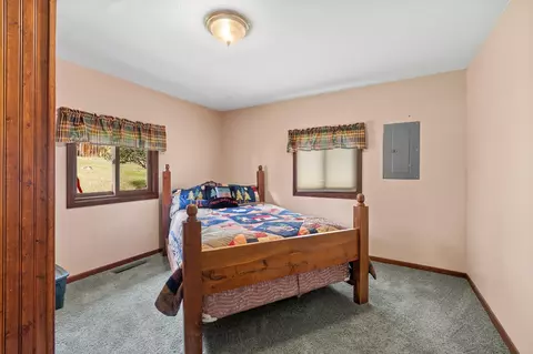Bedroom - 25138 Bear Rock Rd, Custer, SD 57730 photo 2 of 2