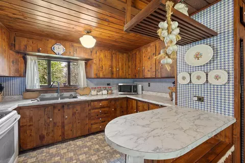Kitchen - 25138 Bear Rock Rd, Custer, SD 57730 photo 2 of 4