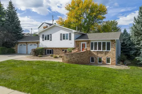 3233 Meadowbrook Dr, Rapid City, SD 57702