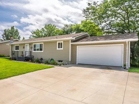 Exterior - 900 Summit St, Belle Fourche, SD 57717 photo 4 of 6