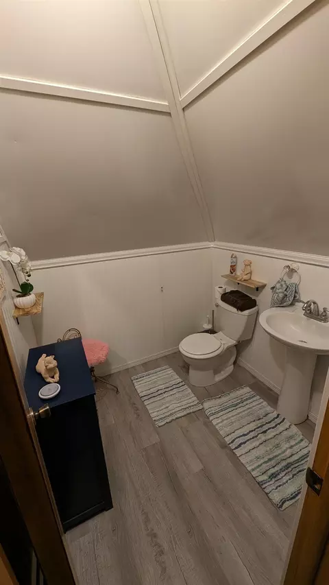 Bath - 610 Sawyer St, Lead, SD 57754 photo 2 of 3