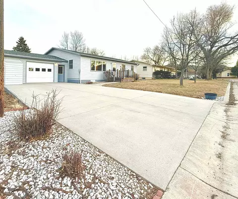 445 S 17th St, Hot Springs, SD 57747