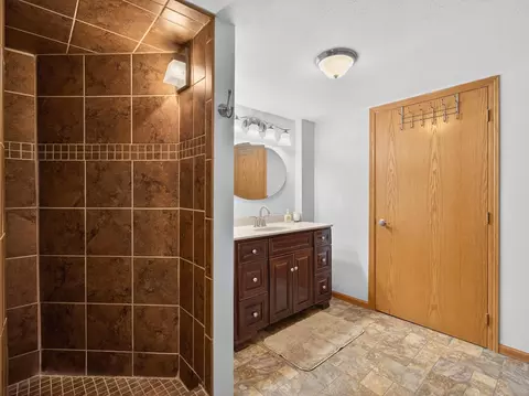 Bath - 2038 12th Ave, Belle Fourche, SD 57717 photo 4 of 5