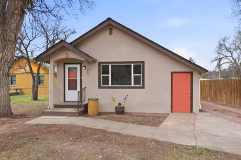 842 S 6th St, Hot Springs, SD 57747