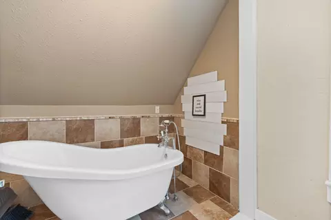 Bath - 204 Park Ave, Lead, SD 57754 photo 3 of 4