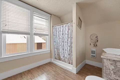 Bath - 204 Park Ave, Lead, SD 57754 photo 2 of 4