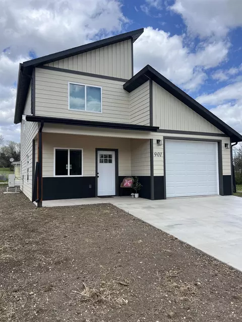 Exterior - 901 Butte St, Belle Fourche, SD 57717 photo 4 of 6