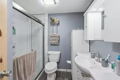 Bath - 606 Victory Ln, Custer, SD 57730 photo 1 of 1