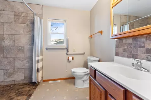 Bath - 2122 11th Ave, Belle Fourche, SD 57717 photo 2 of 4