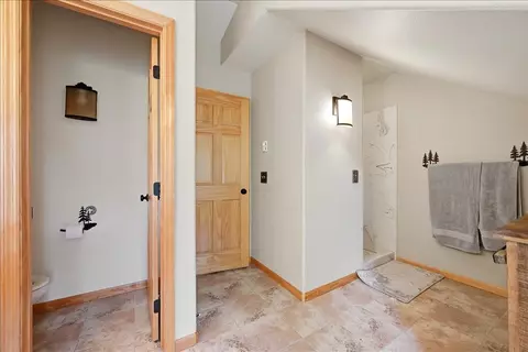 Bath - 20787 Mountain Ct, Sturgis, SD 57785 photo 2 of 5
