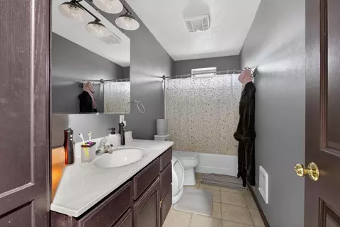 Bath - 215 7th Ave, Belle Fourche, SD 57717 photo 2 of 3