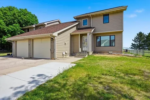 25 Statesboro Dr # B, Belle Fourche, SD 57717