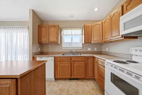 Kitchen - 821 Ridgeview, Belle Fourche, SD 57717 photo 2 of 3