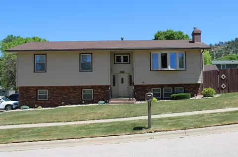 2624 Raymond Dr, Rapid City, SD 57702