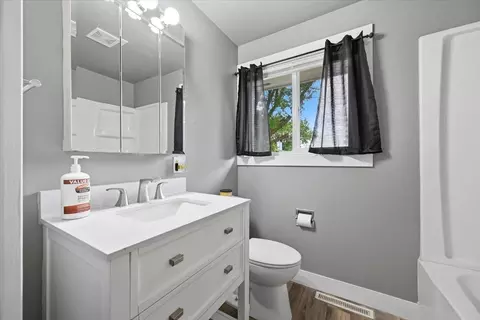 Bath - 1817 7th Ave, Belle Fourche, SD 57717 photo 3 of 4
