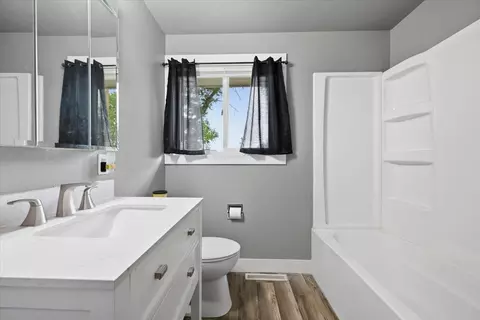 Bath - 1817 7th Ave, Belle Fourche, SD 57717 photo 4 of 4