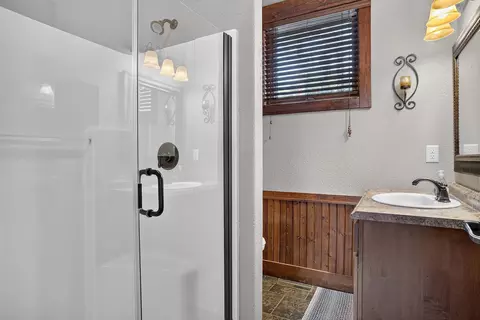 Bath - 21183 Gilded Mountain Loop, Lead, SD 57754 photo 2 of 3