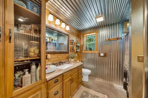 Bath - 25361 S Lightning Creek Rd, Custer, SD 57730 photo 1 of 3