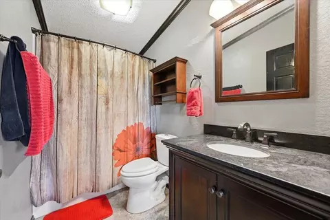Bath - 19131 Sandstone Rd, Belle Fourche, SD 57717 photo 4 of 4