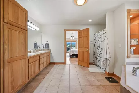 Bath - 1904 Cowboy Ln, Spearfish, SD 57783 photo 3 of 6