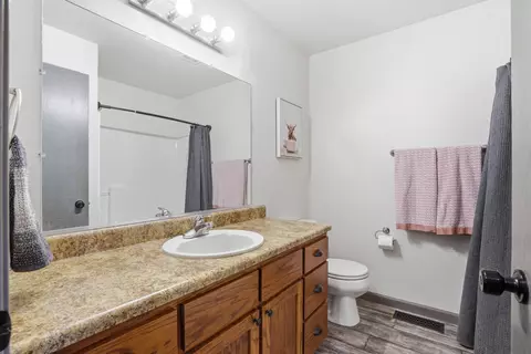 Bath - 21046 Torrey Pines Ct, Sturgis, SD 57785 photo 2 of 4