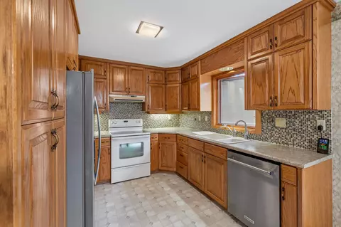 Kitchen - 515 Belair Dr, Custer, SD 57730 photo 2 of 4
