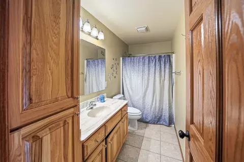 Bath - 10175 Laramie Ln, Summerset, SD 57718 photo 3 of 5