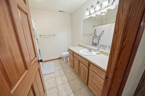 Bath - 10175 Laramie Ln, Summerset, SD 57718 photo 4 of 5