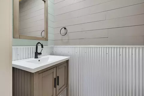 Bath - 11477 Farmer Rd, Custer, SD 57730 photo 1 of 6