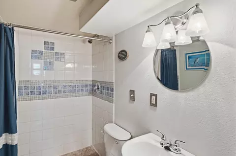 Bath - 207 8th Ave, Belle Fourche, SD 57717 photo 1 of 2