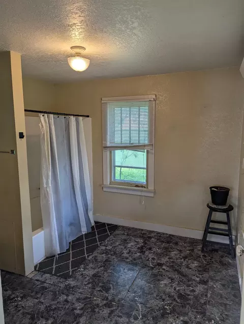 Bath - 820 Montgomery St, Custer, SD 57730 photo 2 of 2