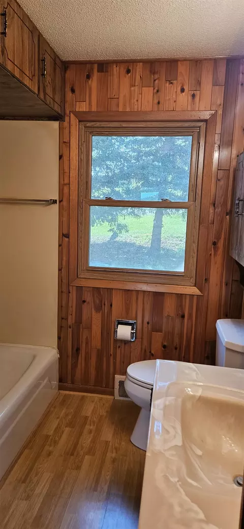 Bath - 1147 Sherman St, Custer, SD 57730 photo 1 of 3