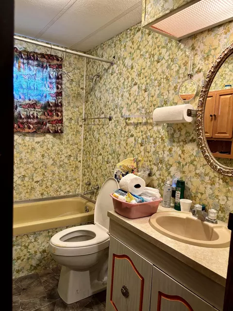 Bath - 501 C St, Edgemont, SD 57735 photo 2 of 2