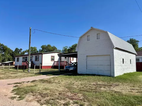 Exterior - 501 C St, Edgemont, SD 57735 photo 2 of 5