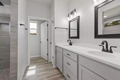 Bath - 956 Ponderosa St, Custer, SD 57730 photo 2 of 4