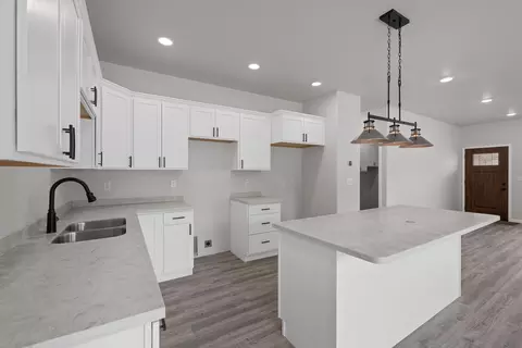 Kitchen - 956 Ponderosa St, Custer, SD 57730 photo 5 of 6