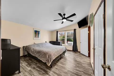 Bedroom - 25555 Highway 385, Custer, SD 57730 photo 2 of 4