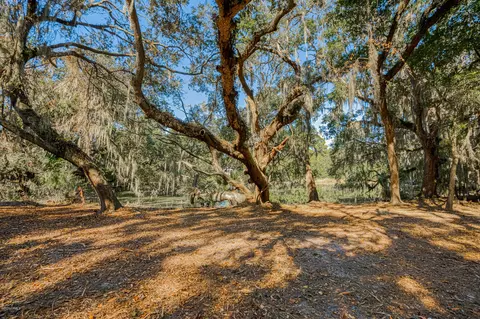 12 Dolphin Point Dr, Beaufort, SC 29907