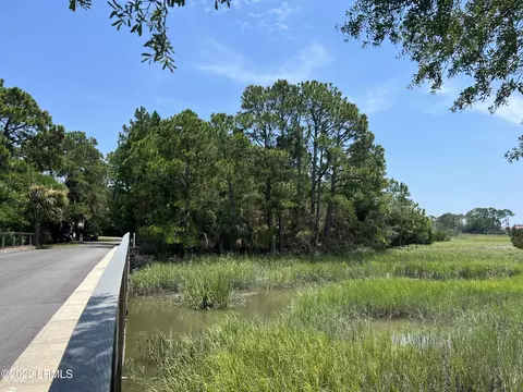 2 Lakeview Ln, Harbor Island, SC 29920