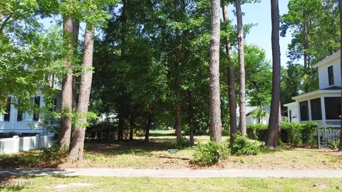 21 Tuscarora Trl, Beaufort, SC 29906
