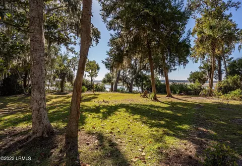 160 Gautier Pl, Beaufort, SC 29902