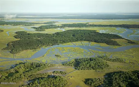 52 Old Smugglers Wharf Rd, Saint Helena Island, SC 29920
