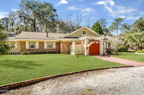 501 Center Dr W, Beaufort, SC 29902