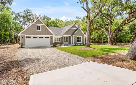 24 Alumni Rd, Beaufort, SC 29907
